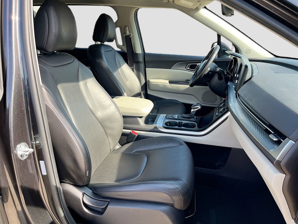 Used 2024 Kia Carnival LX image 27