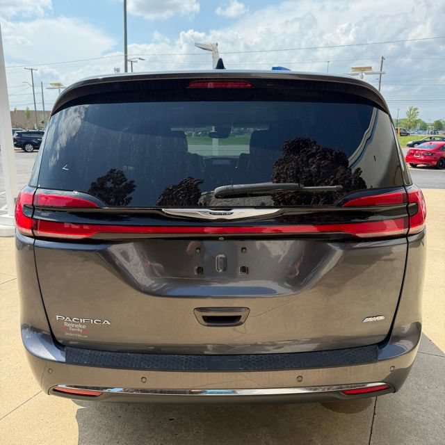 Used 2023 Chrysler Pacifica Touring-L AWD/4WD image 4