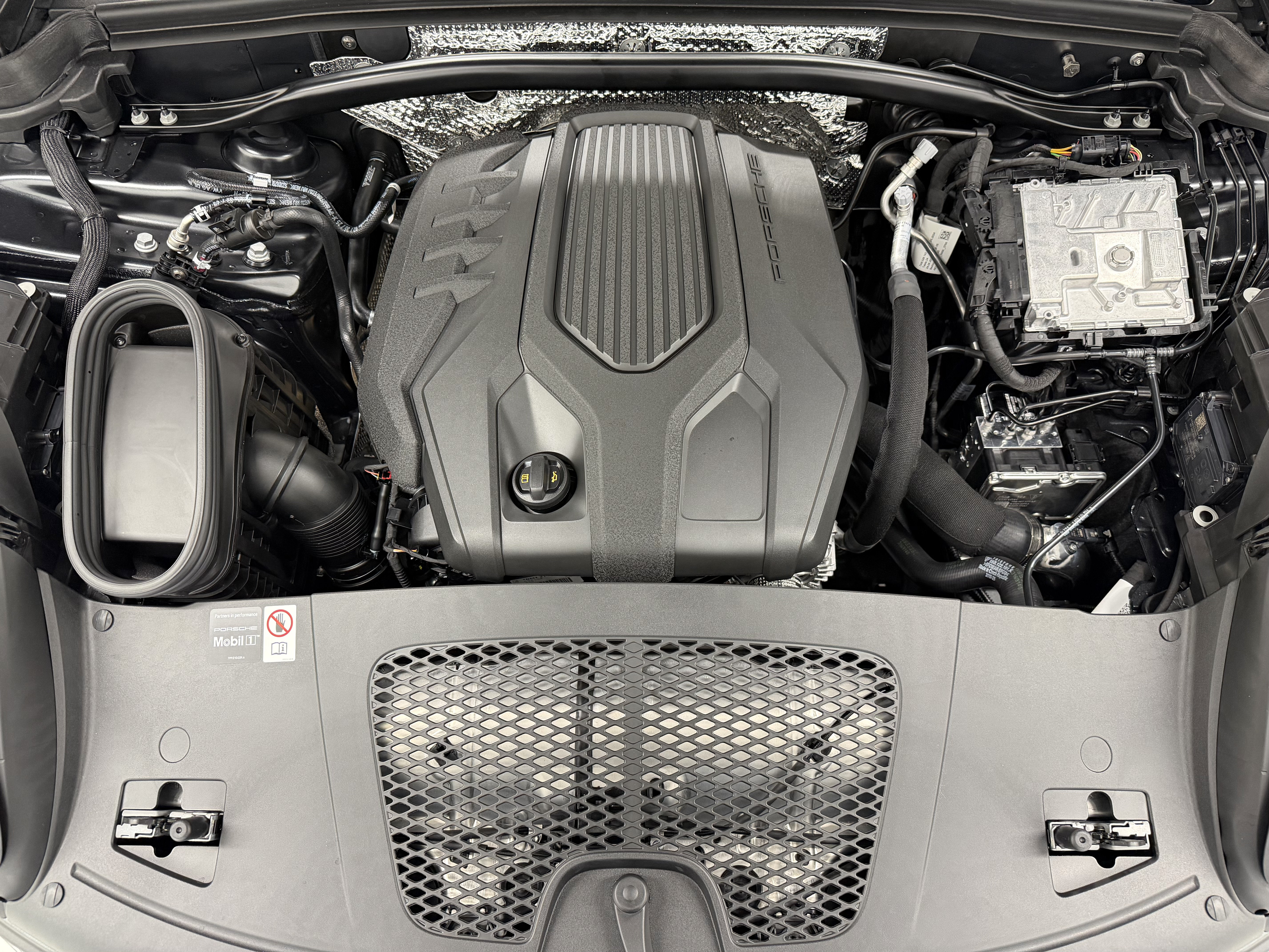 Certified 2026 Porsche Macan AWD/4WD image 59