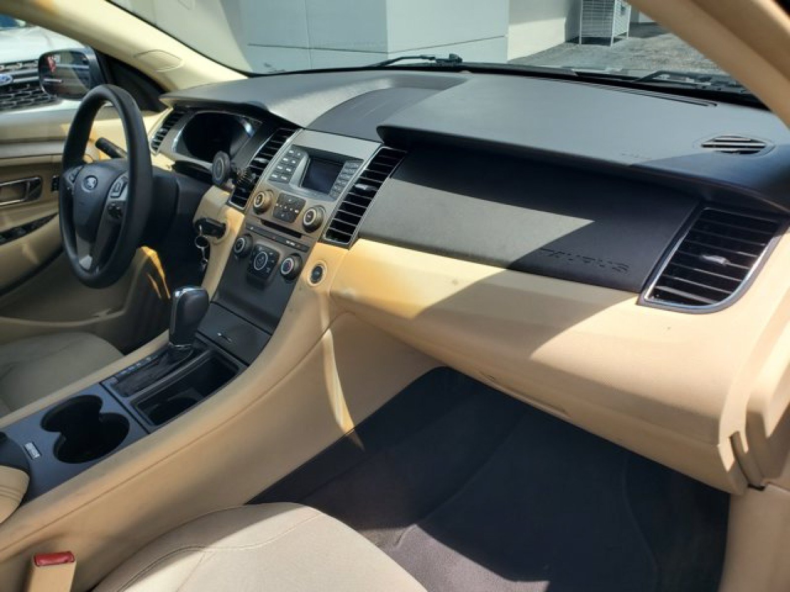 Used 2014 Ford Taurus SE FWD image 29