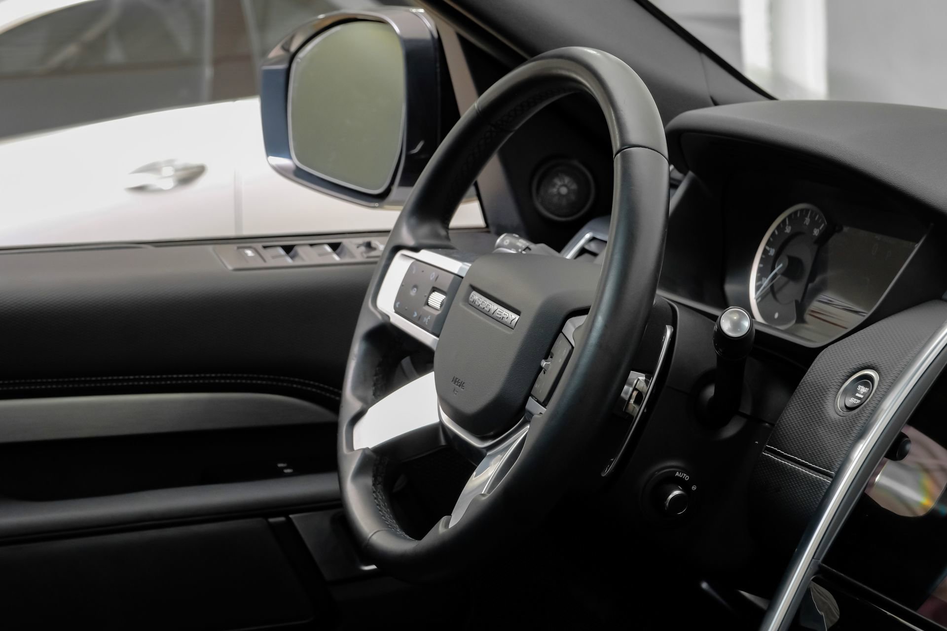 Used 2023 Land Rover Discovery S R-Dynamic image 18