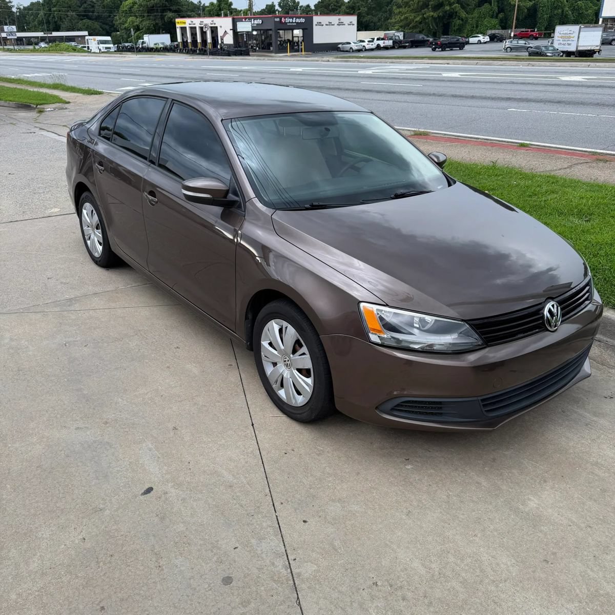 Used 2011 Volkswagen Jetta SE FWD image 2