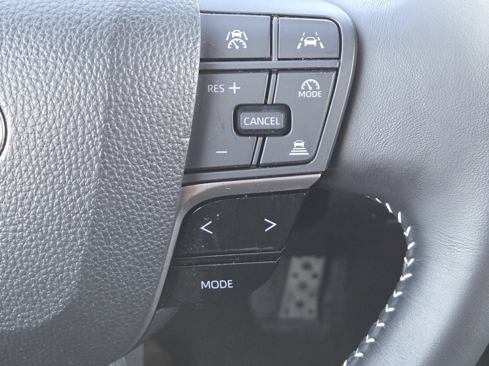 Used 2025 Toyota Camry SE image 4