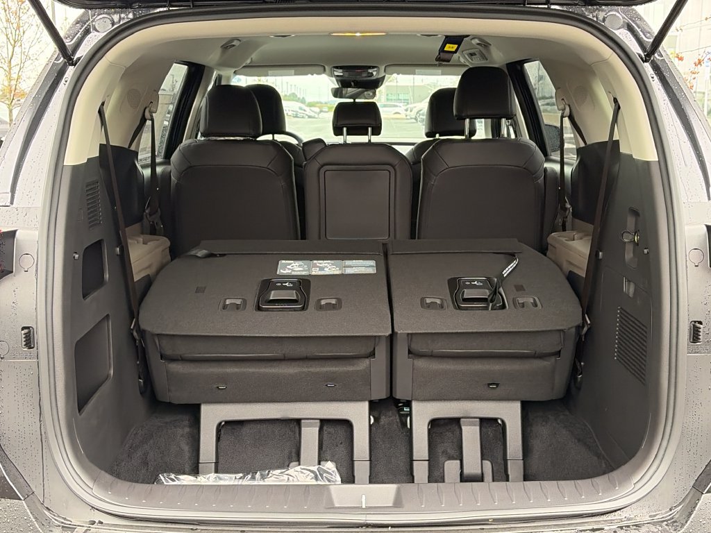 New 2027 Kia Carnival FWD image 7