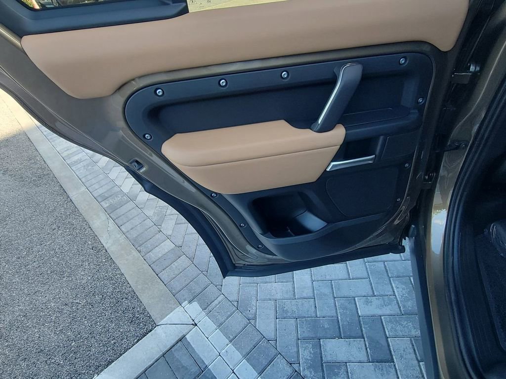 New 2026 Land Rover Defender 130 X-Dynamic SE image 21