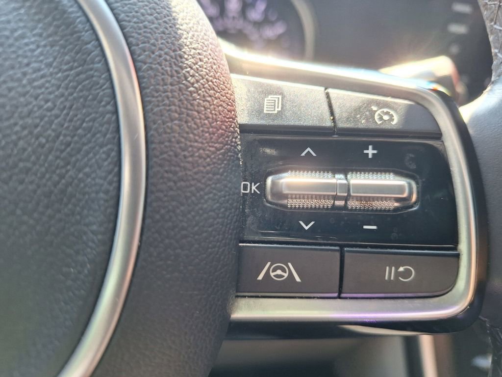 Used 2023 Kia Carnival LX image 14