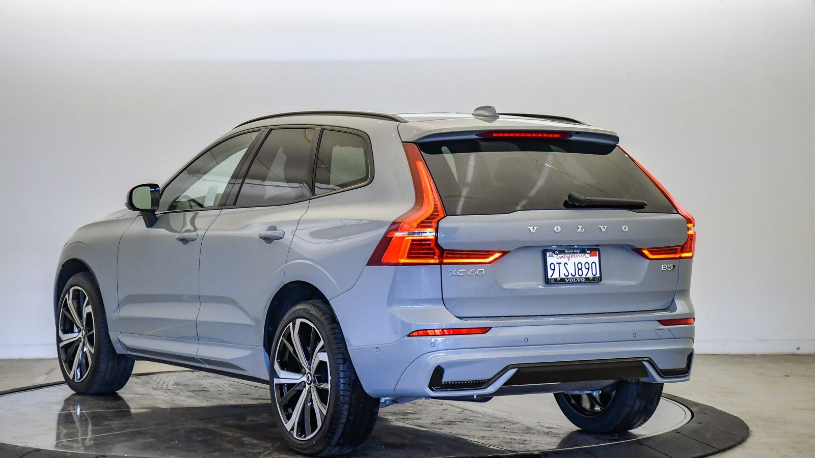 Certified 2025 Volvo XC60 B5 Ultra w/ Protection Package Premier image 2