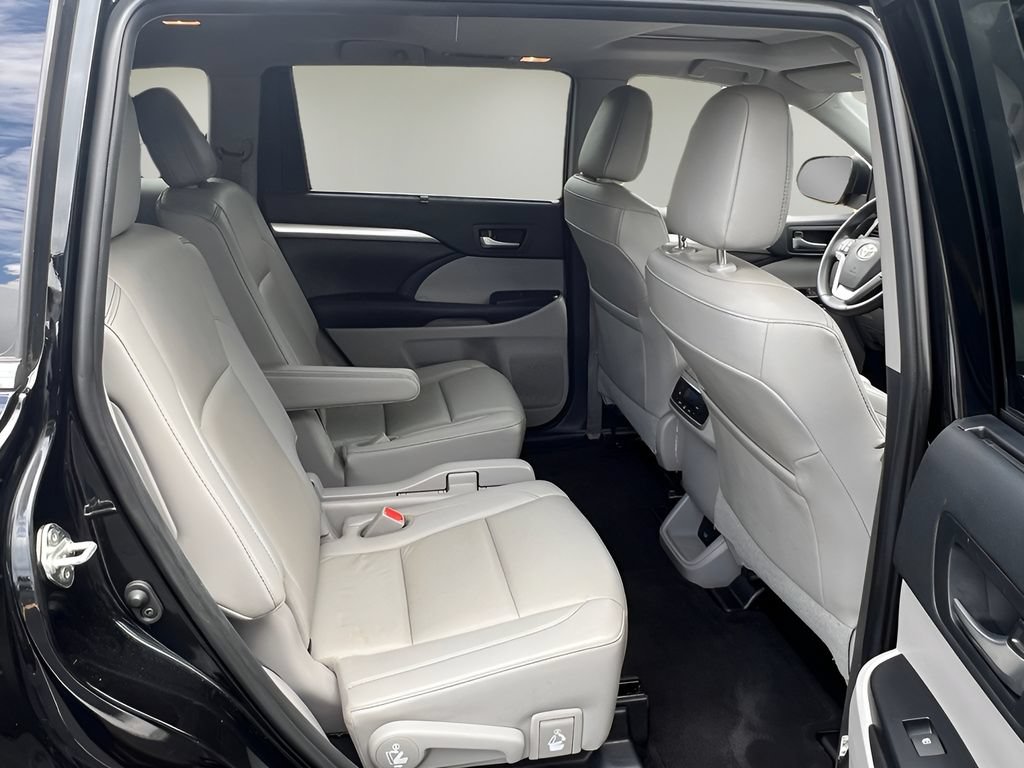 Certified 2019 Toyota Highlander XLE FWD image 17