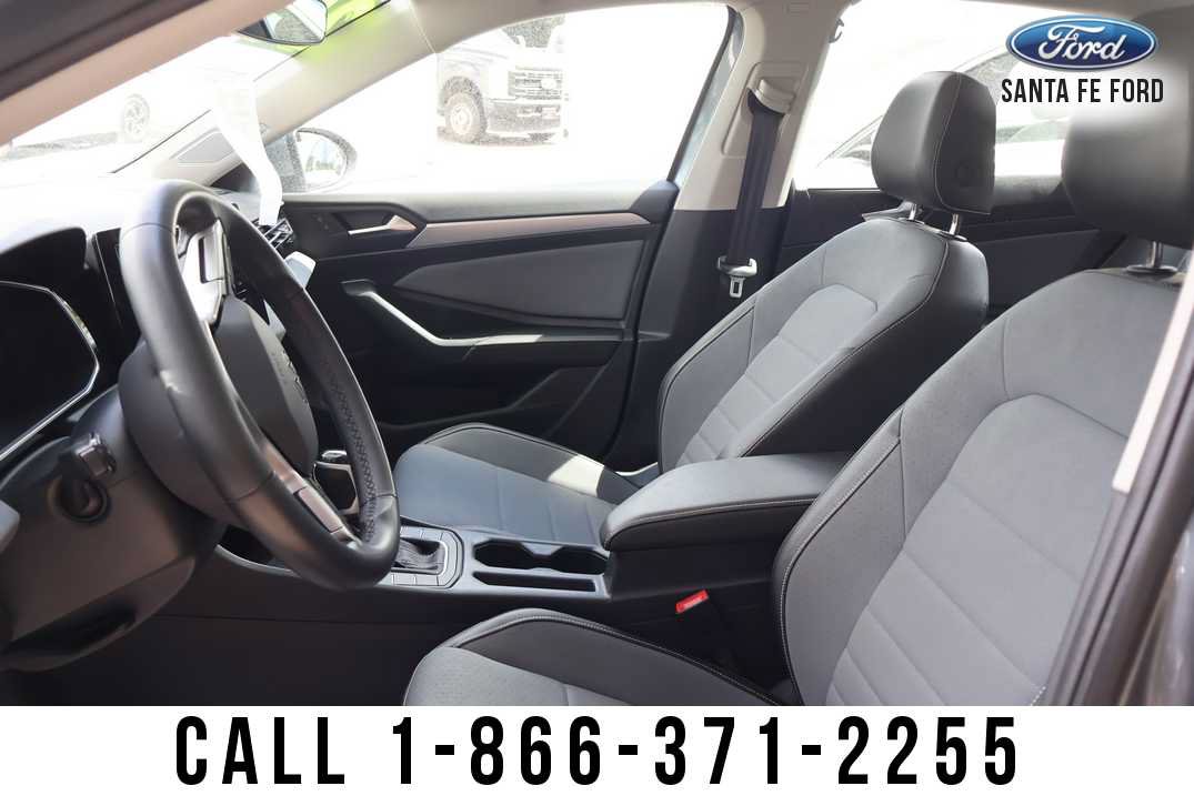Used 2025 Volkswagen Jetta SE FWD image 9