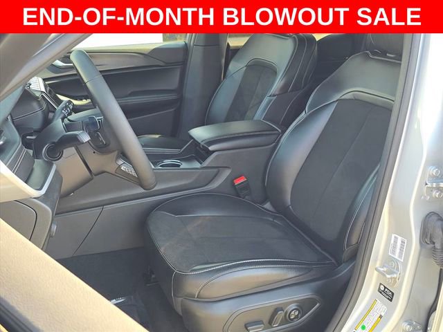 Used 2025 Jeep Grand Cherokee Altitude AWD/4WD image 21