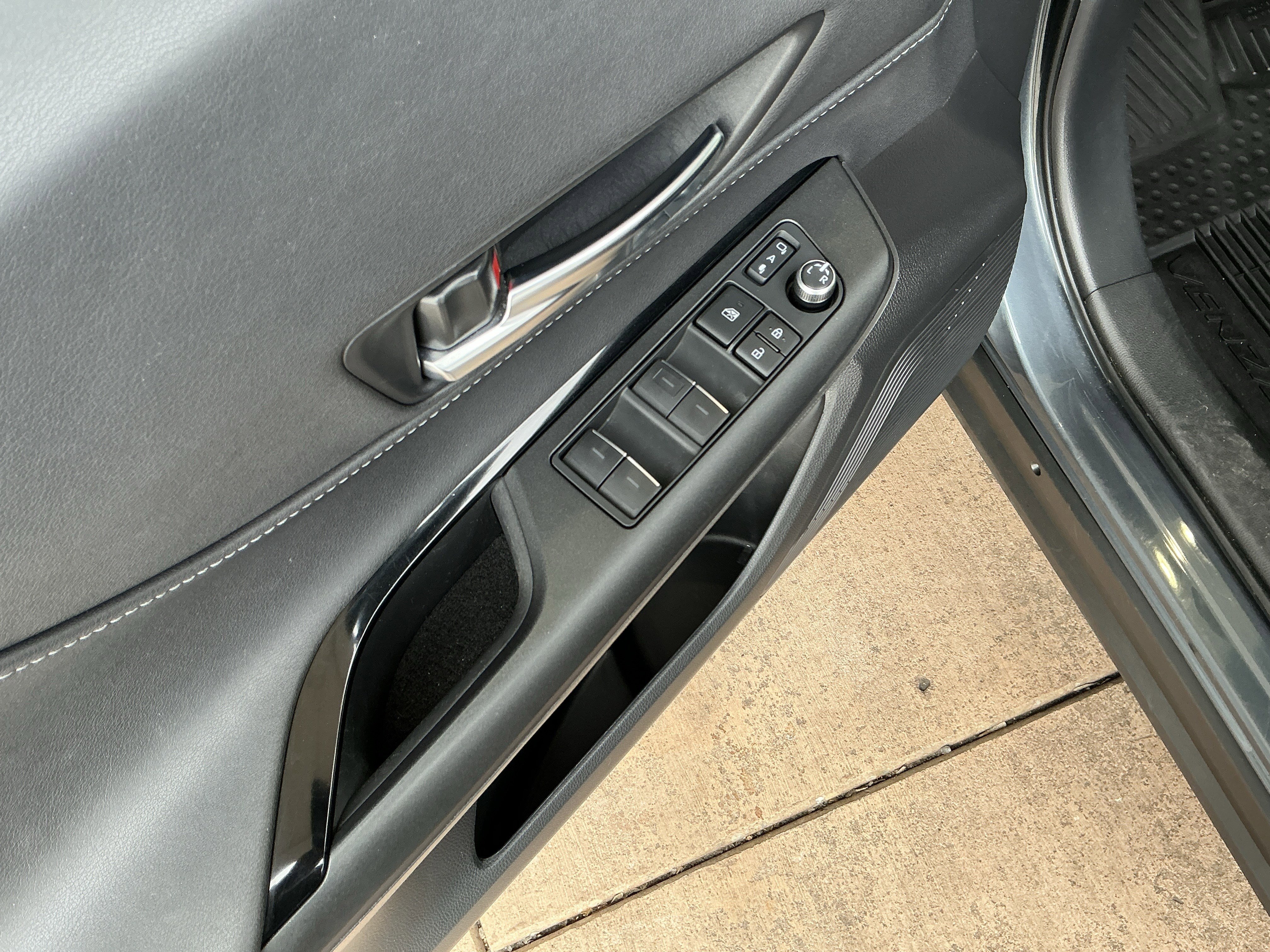 Used 2024 Toyota Venza LE image 15