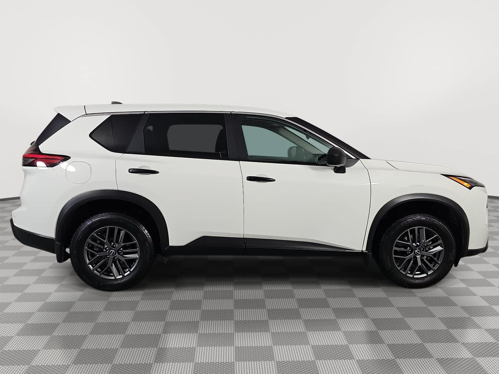 Used 2025 Nissan Rogue S FWD image 9