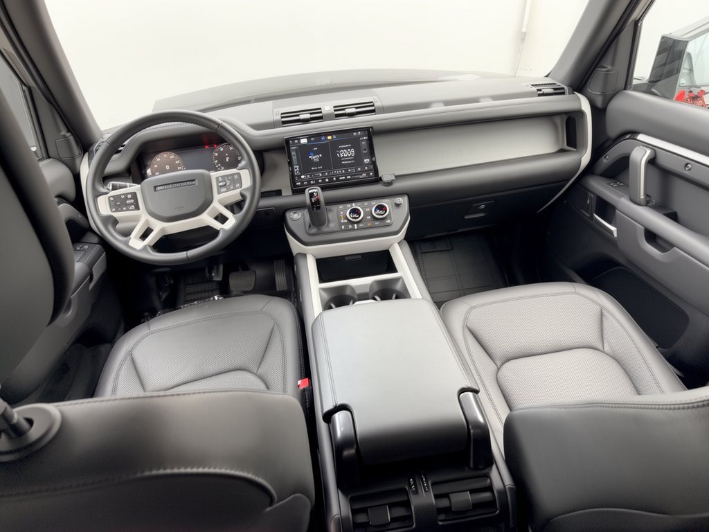 Used 2025 Land Rover Defender 110 X-Dynamic SE AWD/4WD image 17