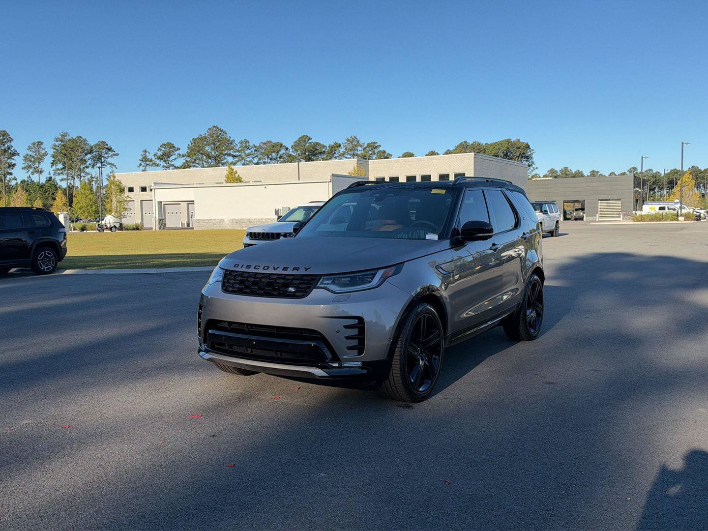 Used 2025 Land Rover Discovery Dynamic SE AWD/4WD image 3