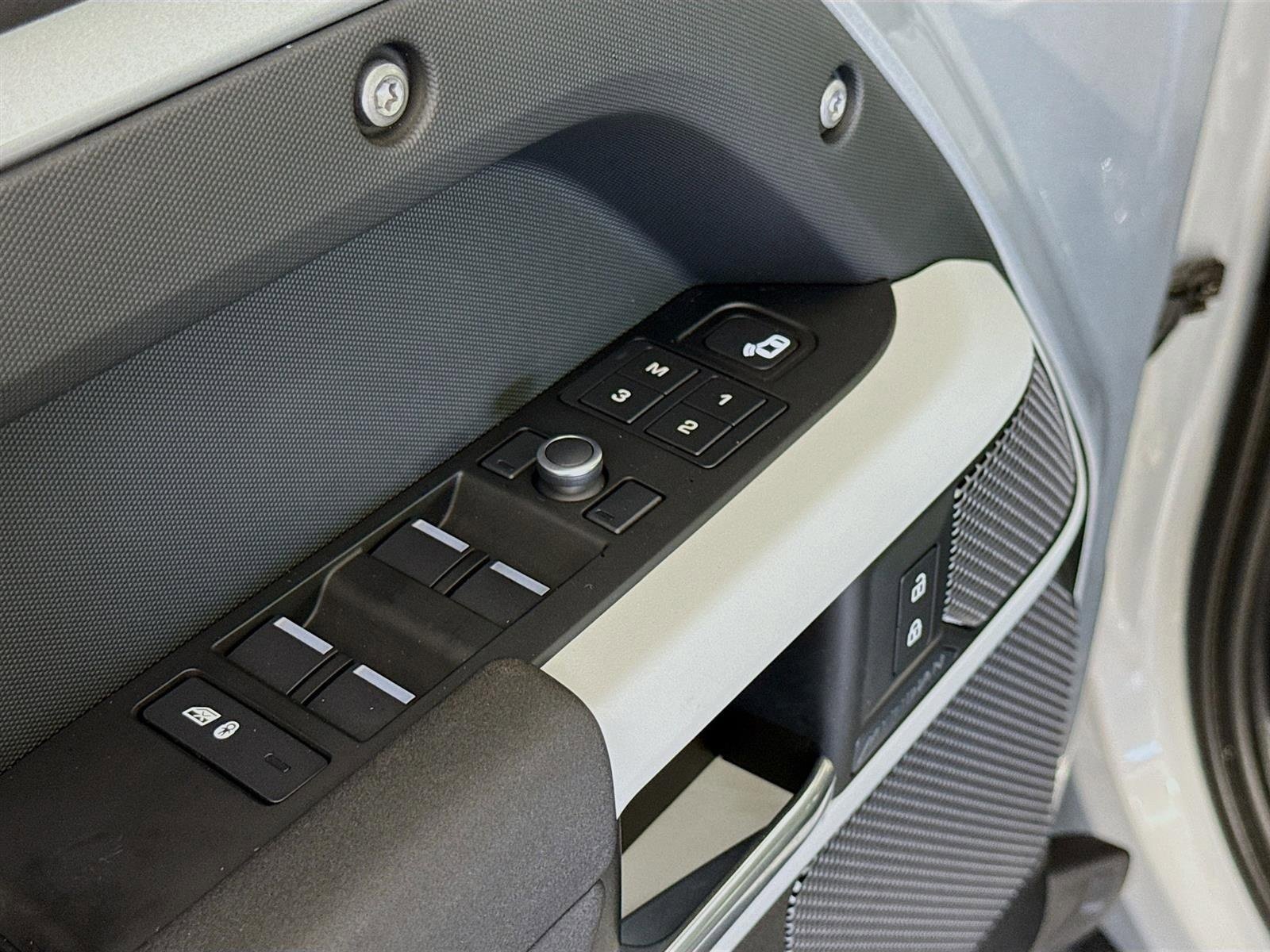 Used 2020 Land Rover Defender 110 First Edition image 21