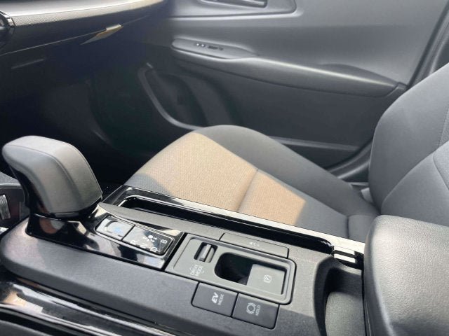 Certified 2025 Toyota Prius LE FWD image 32