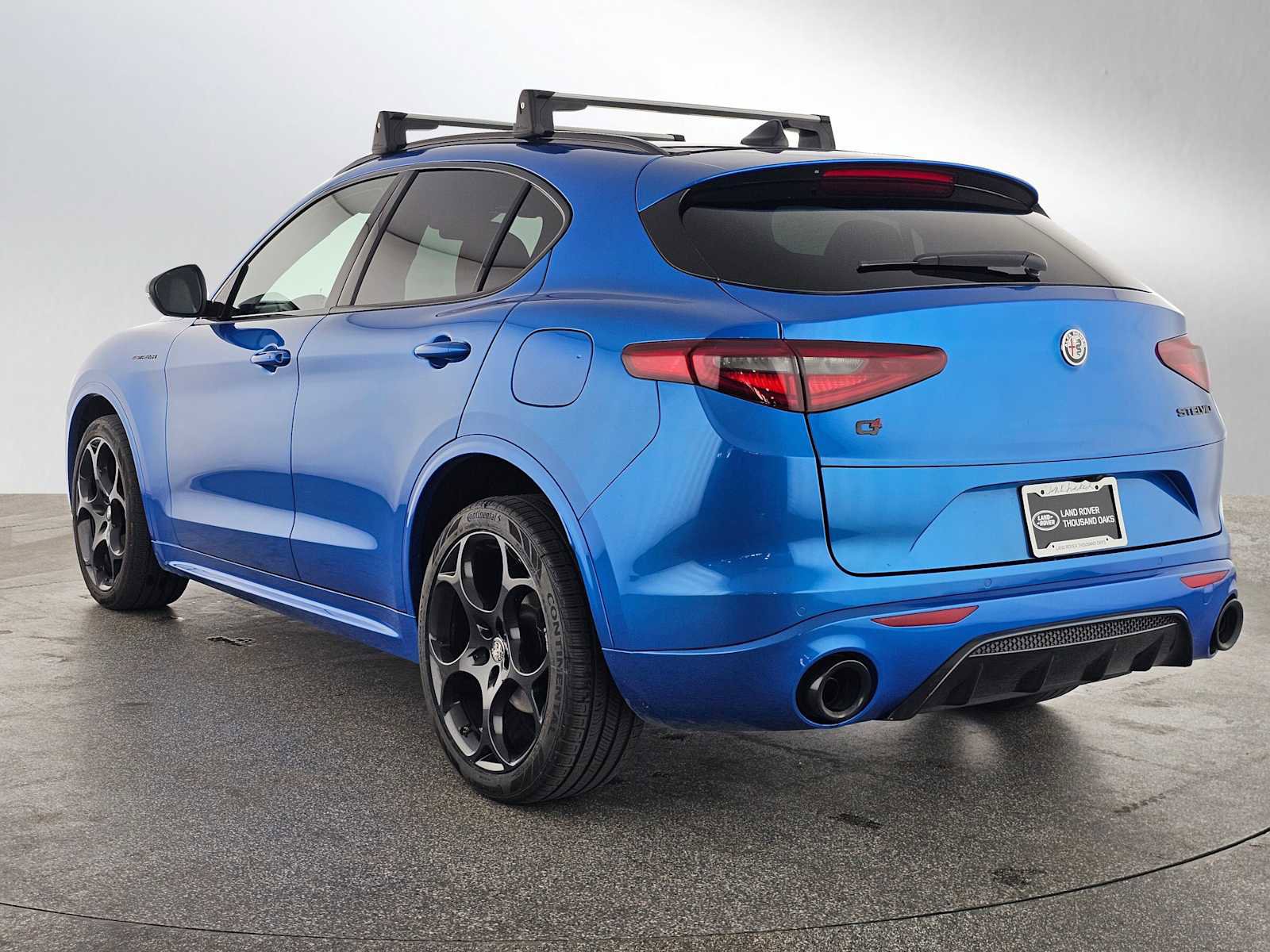 Used 2023 Alfa Romeo Stelvio Estrema AWD/4WD image 3