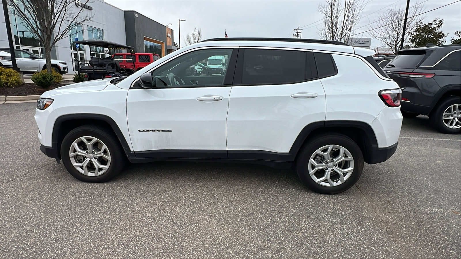 Used 2024 Jeep Compass Latitude image 11