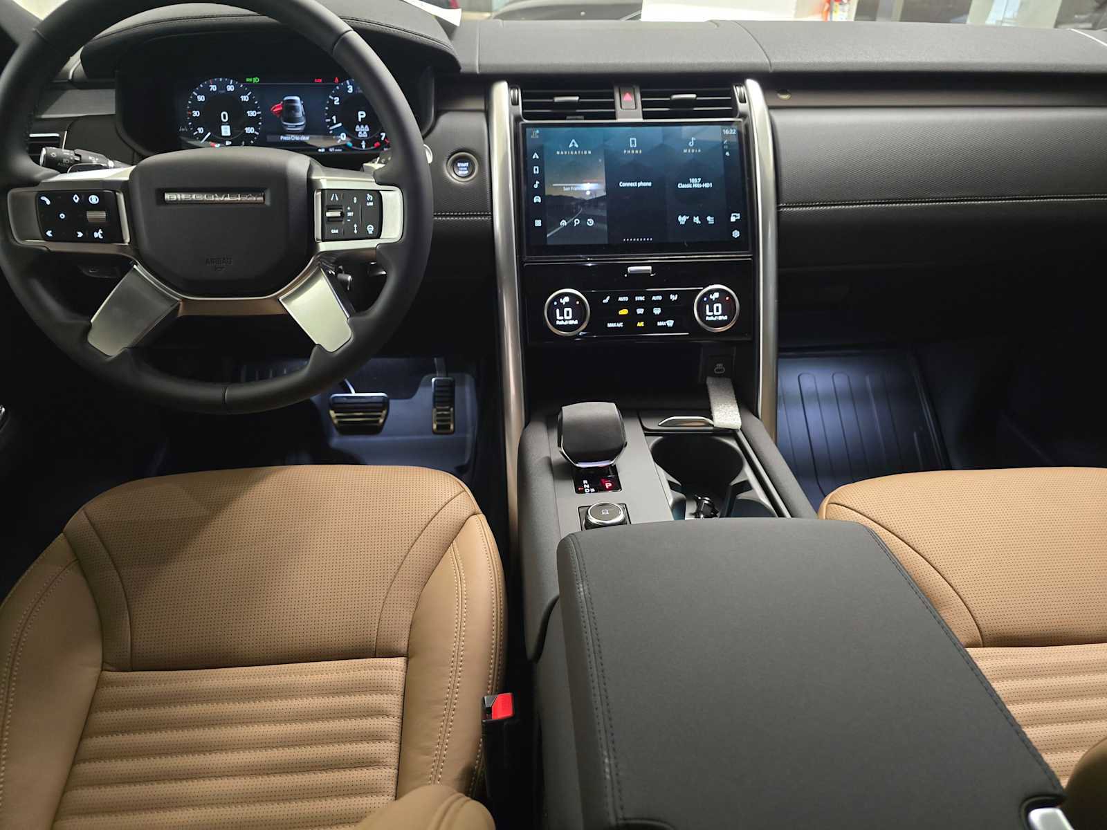 New 2025 Land Rover Discovery Dynamic SE image 18