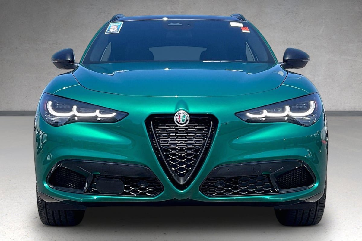 Used 2025 Alfa Romeo Stelvio Sprint AWD/4WD image 3