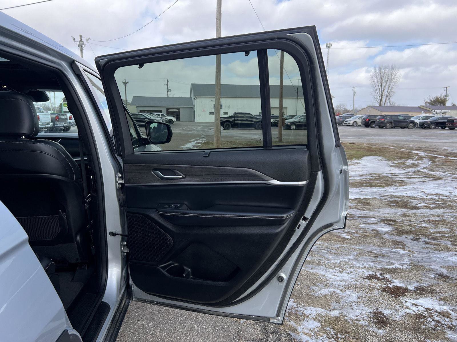 Used 2024 Jeep Grand Cherokee L Limited w/ Luxury Tech Group II image 36