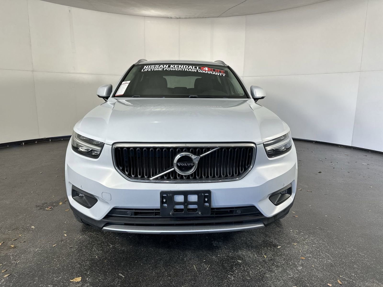Used 2021 Volvo XC40 T4 Momentum w/ Protection Package Premier FWD image 3