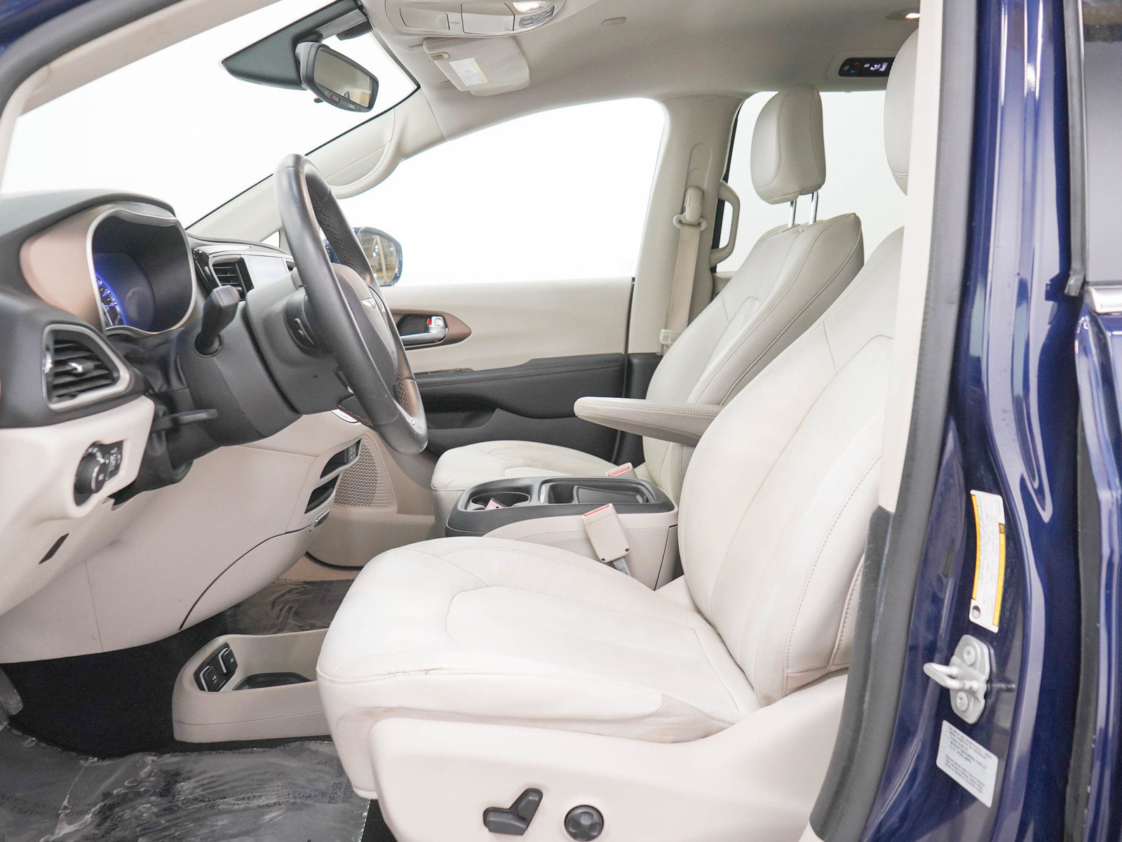Used 2017 Chrysler Pacifica Touring-L FWD image 21