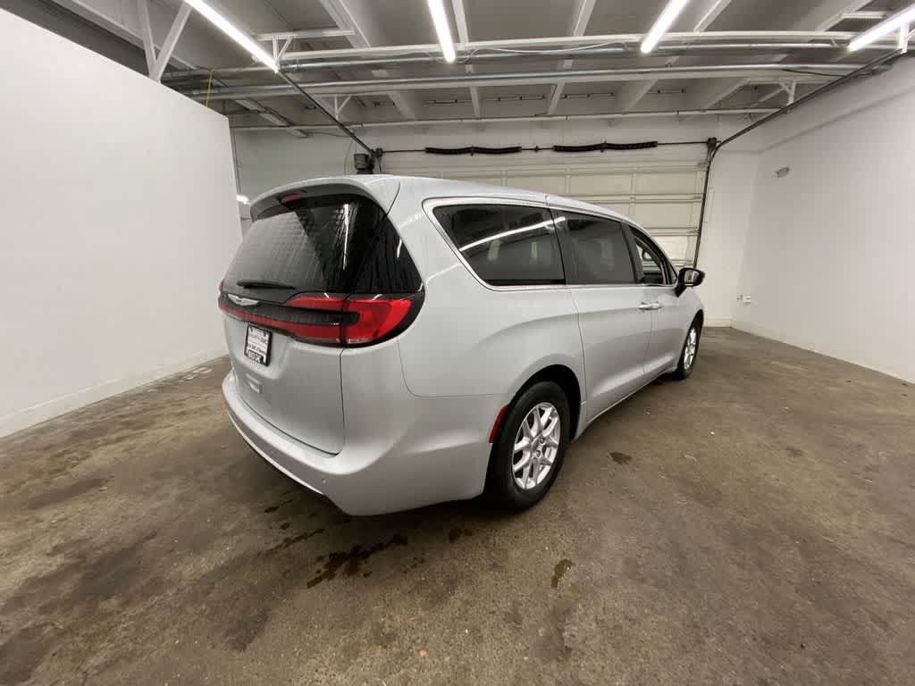 Used 2024 Chrysler Pacifica Touring-L FWD image 6