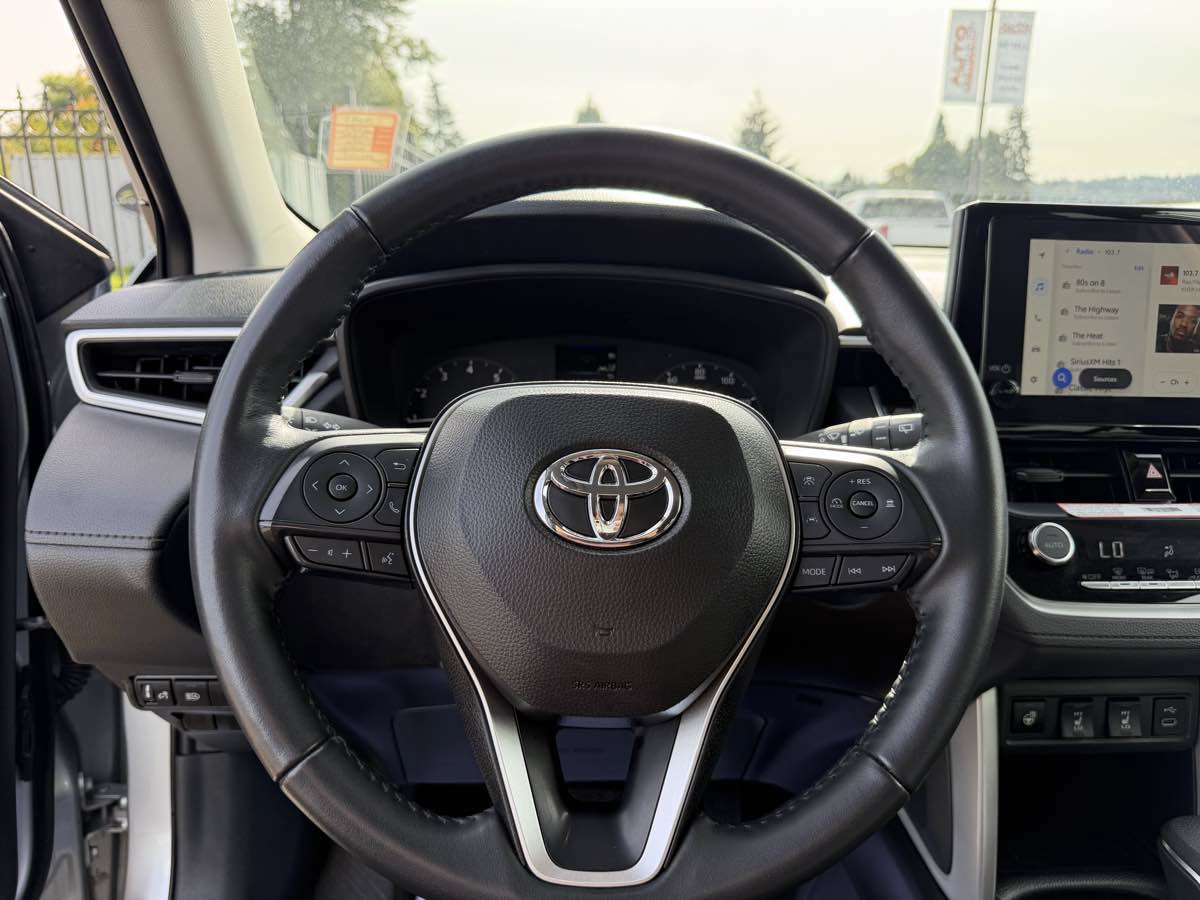 Used 2025 Toyota Corolla Cross LE AWD/4WD image 15