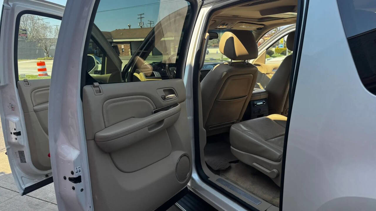 Used 2011 Cadillac Escalade ESV Luxury AWD/4WD image 19