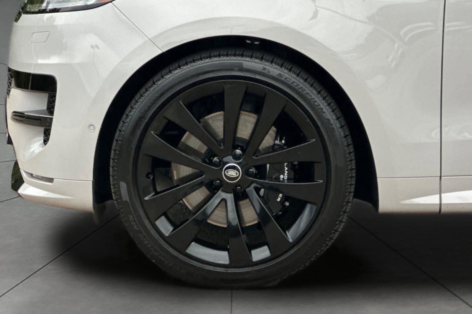 Used 2025 Land Rover Range Rover Sport Dynamic SE image 4