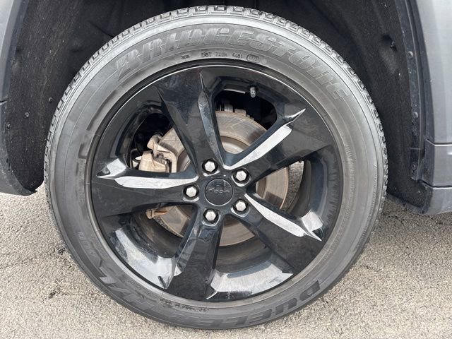 Used 2023 Jeep Grand Cherokee L Laredo image 3