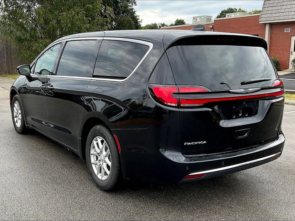 Used 2026 Chrysler Pacifica Select FWD image 3