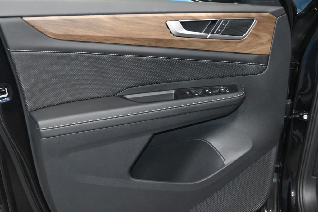 Used 2025 Volkswagen Atlas SE image 4