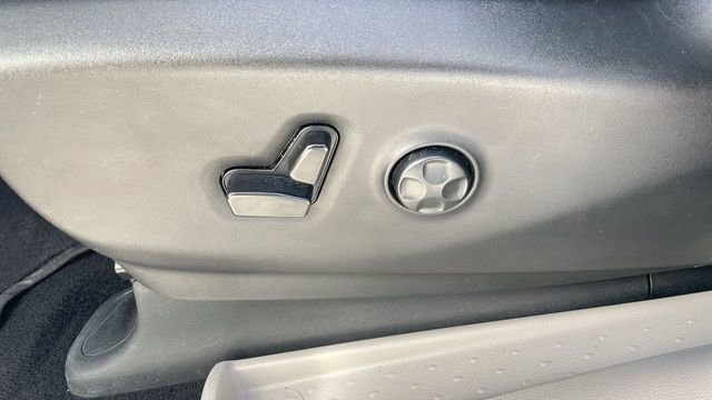 Used 2023 Chrysler Voyager LX image 12