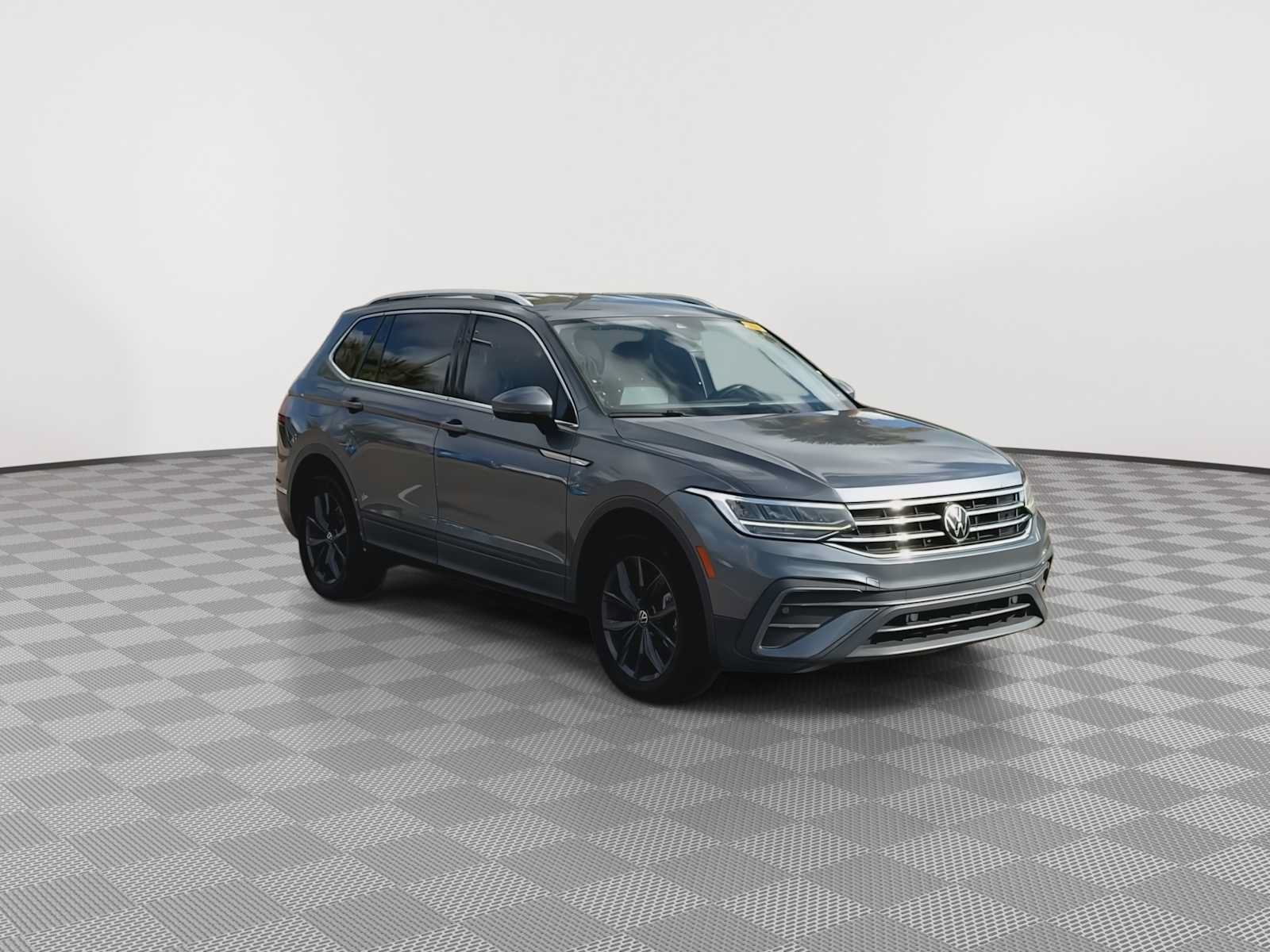 Used 2022 Volkswagen Tiguan SE FWD image 2