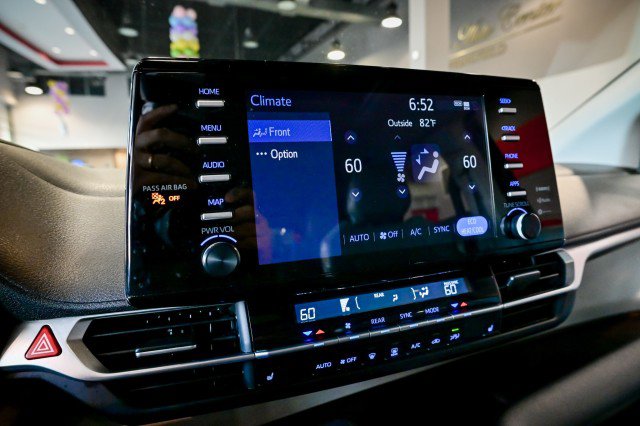 Used 2023 Toyota Sienna XLE FWD image 36