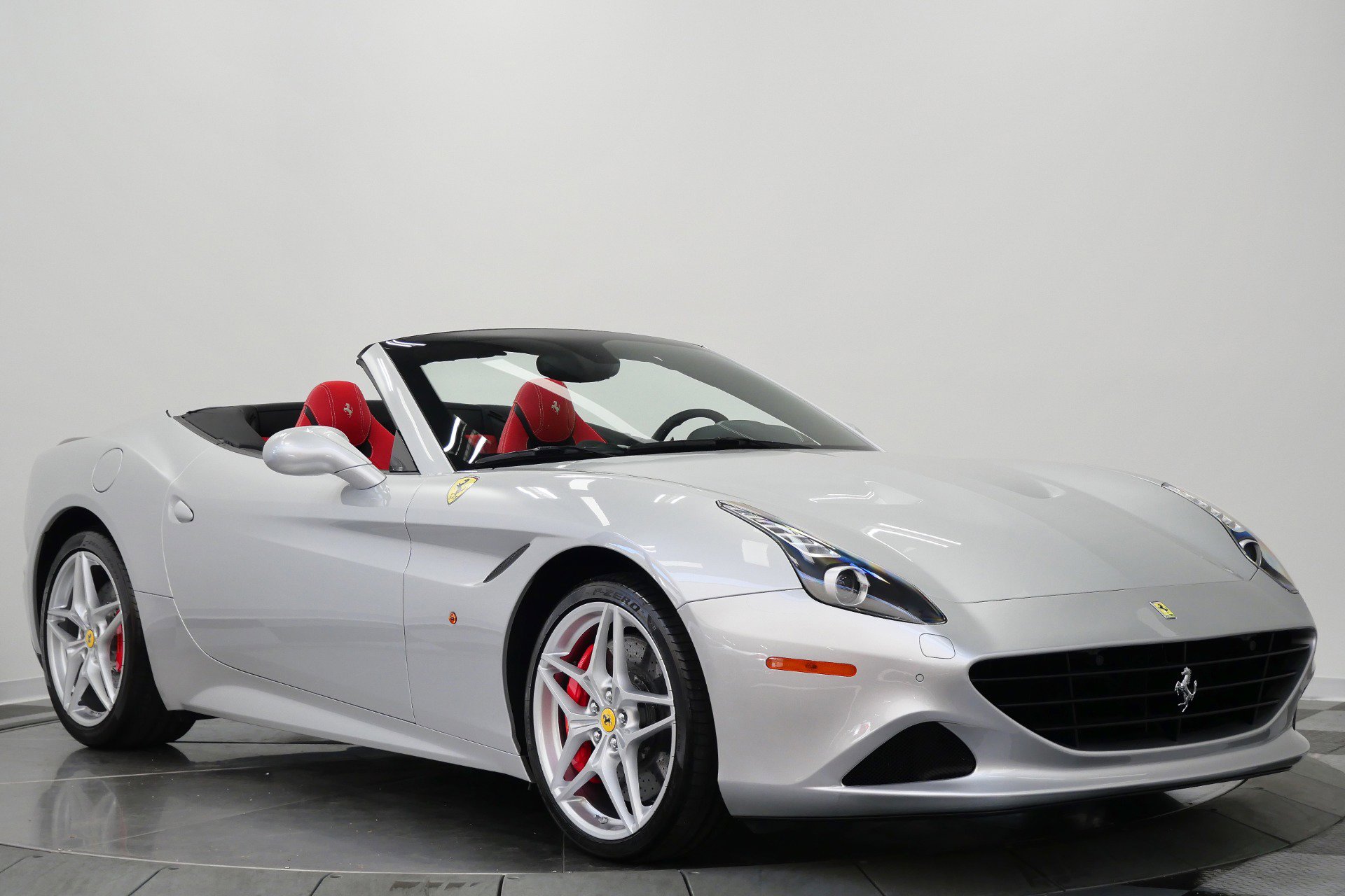 Used 2017 Ferrari California T RWD image 3