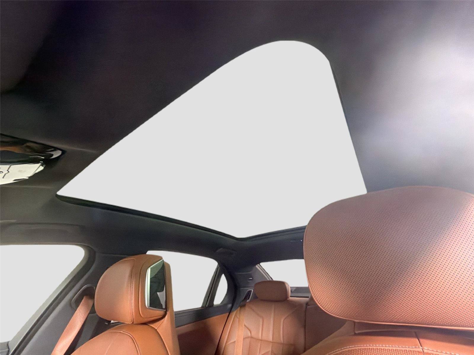 New 2026 BMW 740i w/ Premium Package RWD image 19