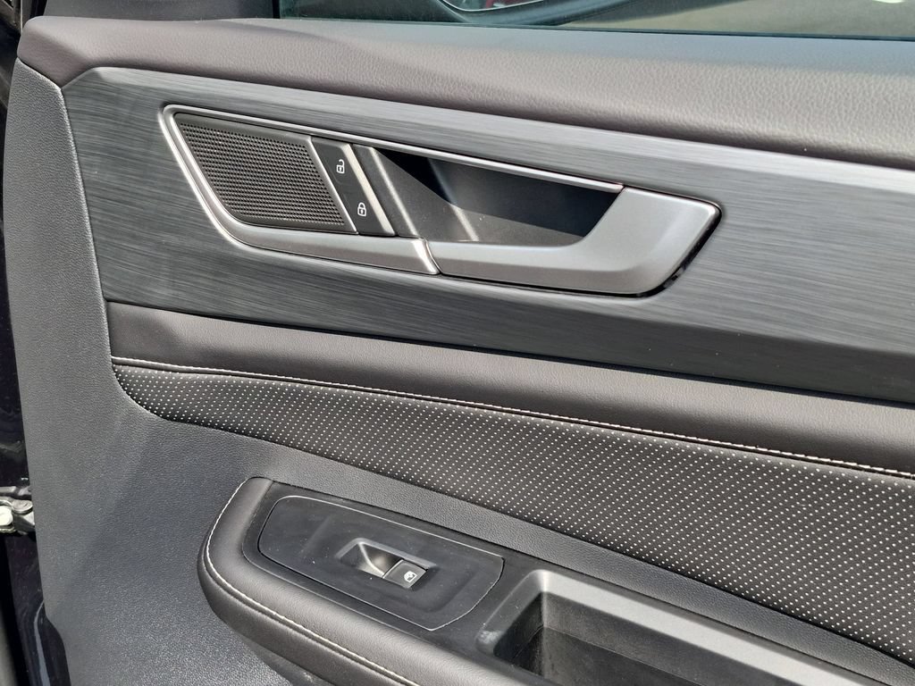 Used 2025 Volkswagen Atlas Cross Sport SE FWD image 33
