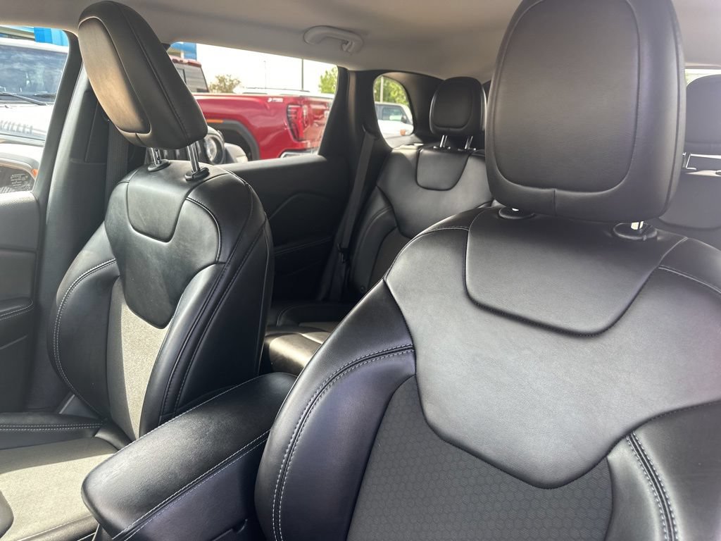 Used 2019 Jeep Cherokee Latitude Plus w/ Comfort/Convenience Group AWD/4WD image 16
