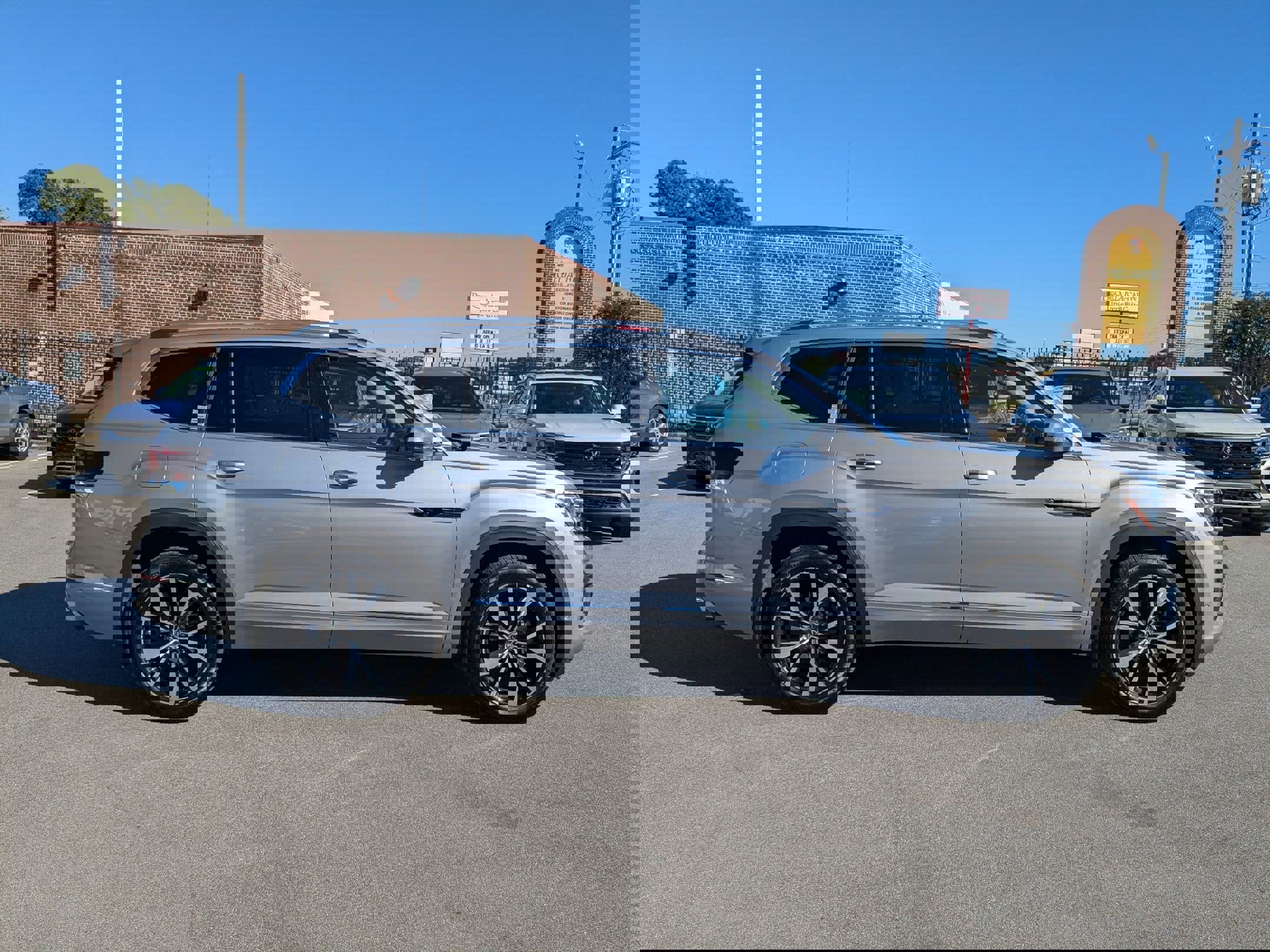 Used 2025 Volkswagen Atlas SEL Premium R-Line image 2