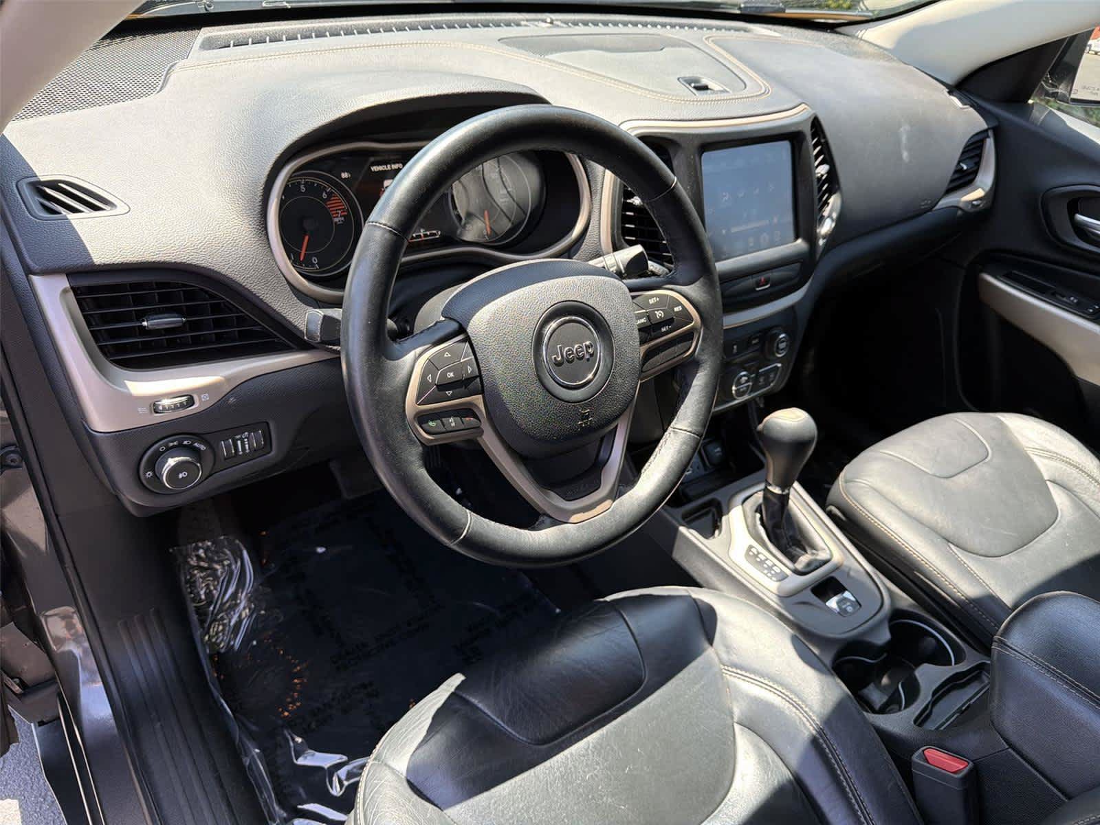 Used 2017 Jeep Cherokee Limited FWD image 2