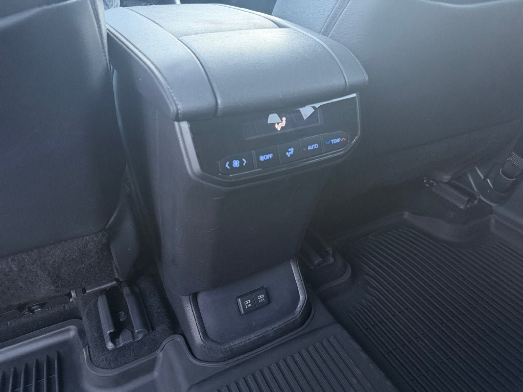 Used 2021 Toyota Highlander XLE AWD/4WD image 33