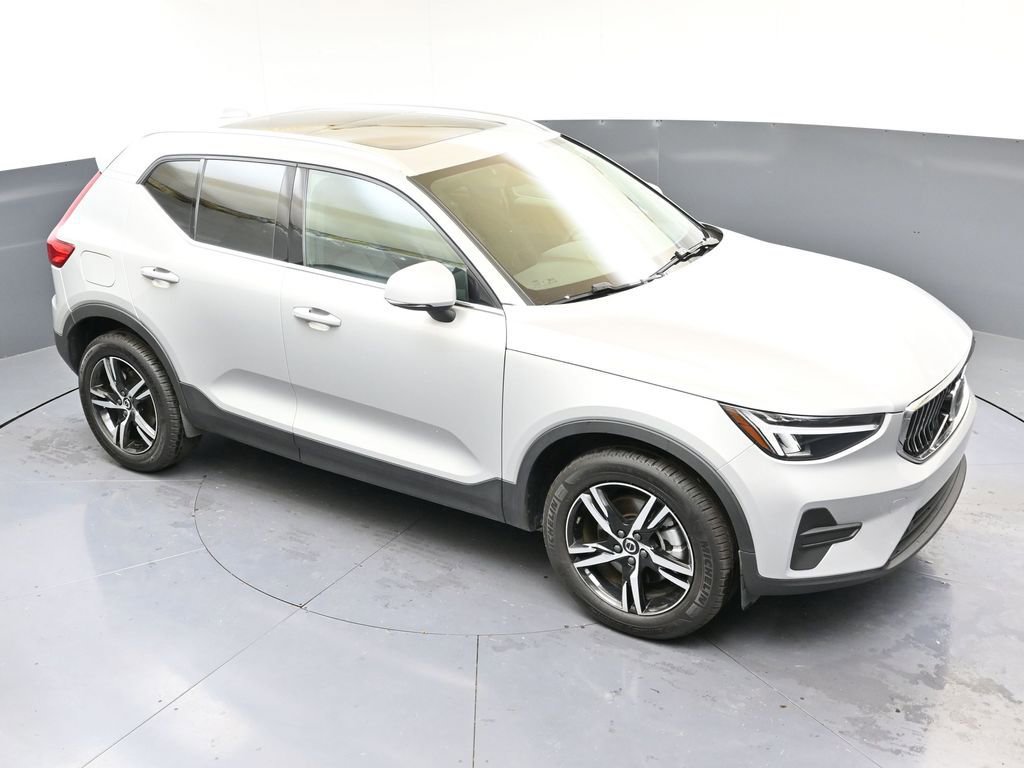 Certified 2025 Volvo XC40 B5 Core image 42