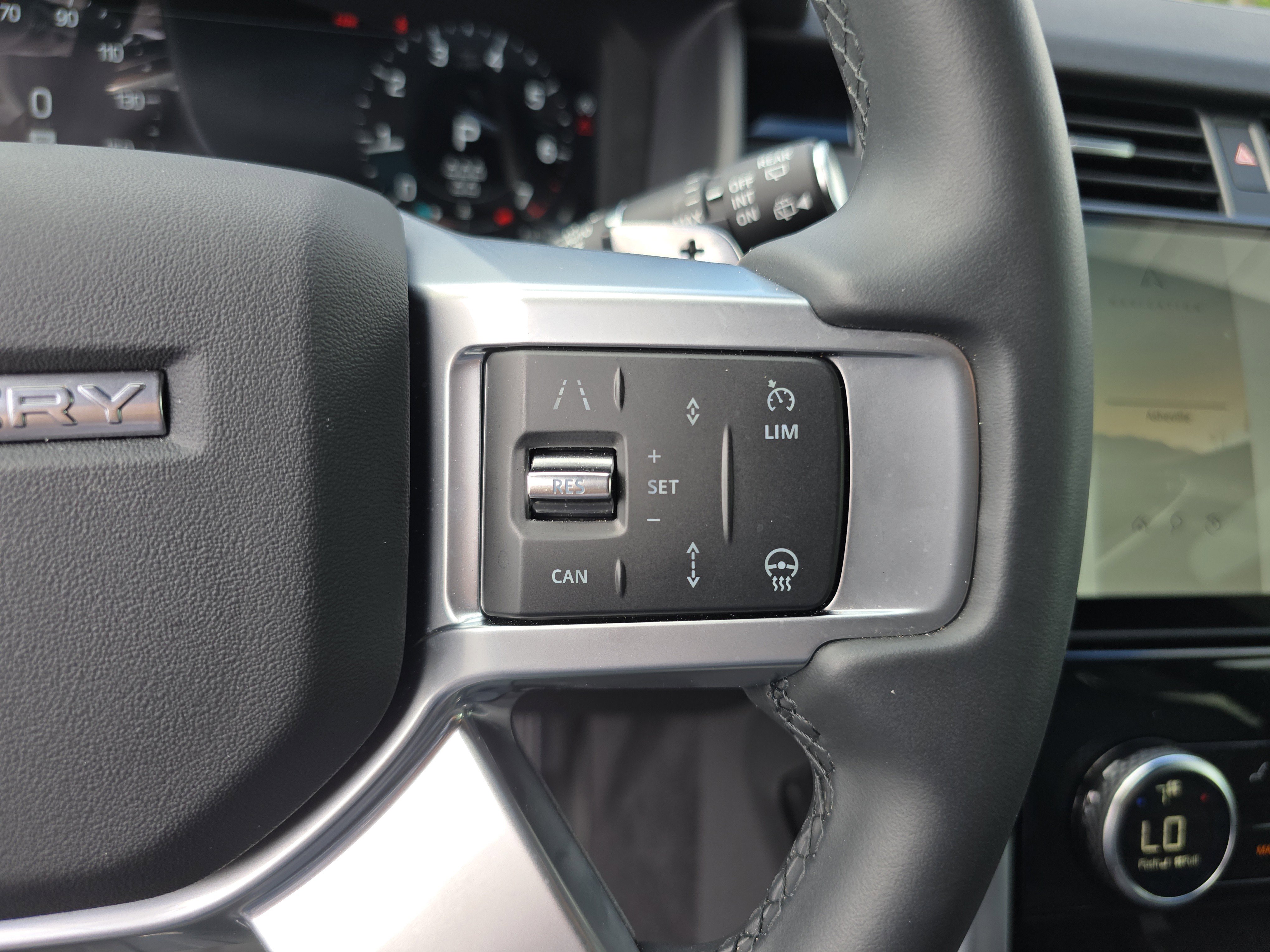 Certified 2025 Land Rover Discovery S image 33