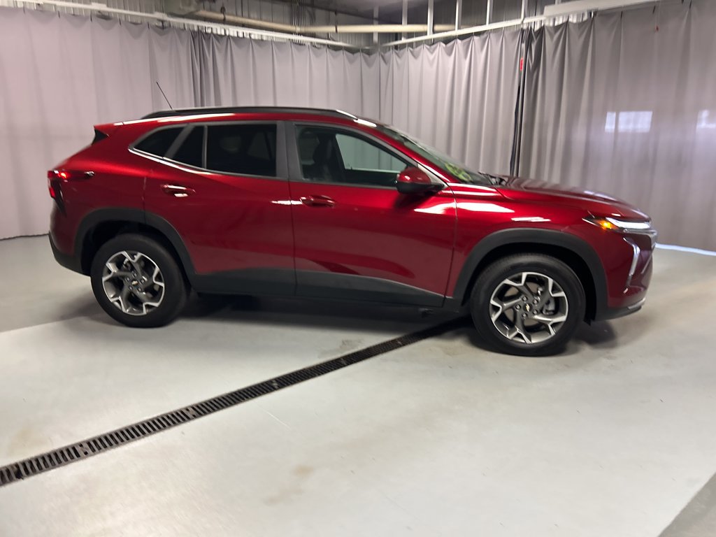 Used 2025 Chevrolet Trax LT w/ LT Convenience Package FWD image 8