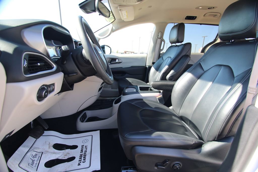 Used 2024 Chrysler Pacifica Touring-L FWD image 6