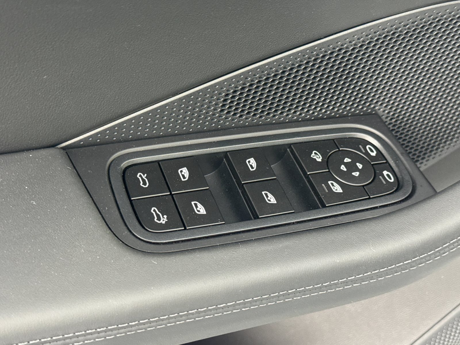 New 2026 Porsche Macan 4S Electric AWD/4WD image 13