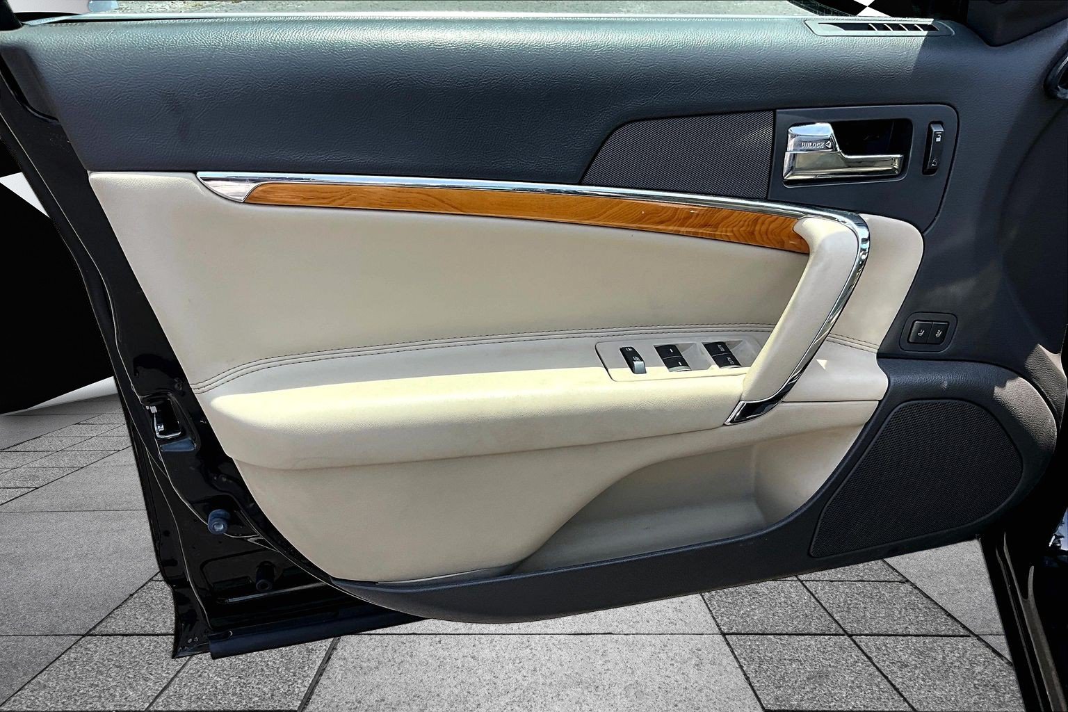 Used 2011 Lincoln MKZ FWD image 17